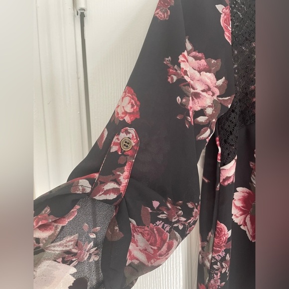 Rewind 3/4 sleeve blouse. Size medium. Rose patterned - Picture 4 of 4